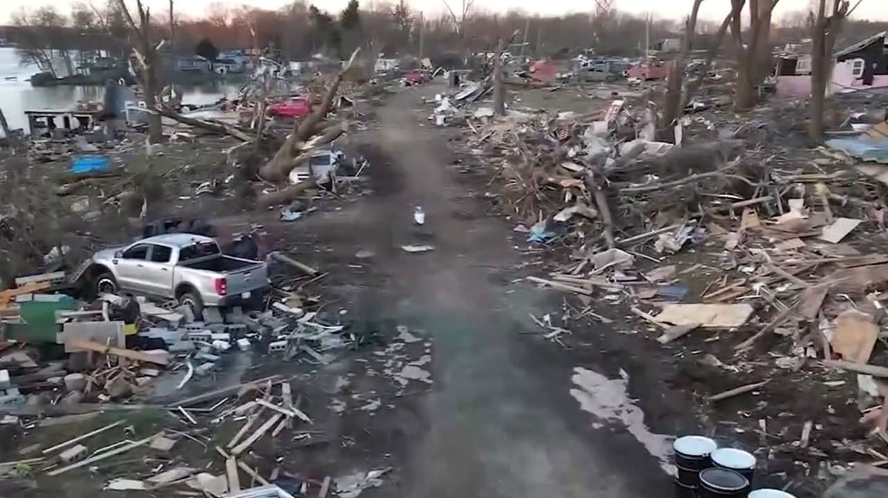 Imágenes aéreas muestran la destrucción tras potente tornado en Michigan