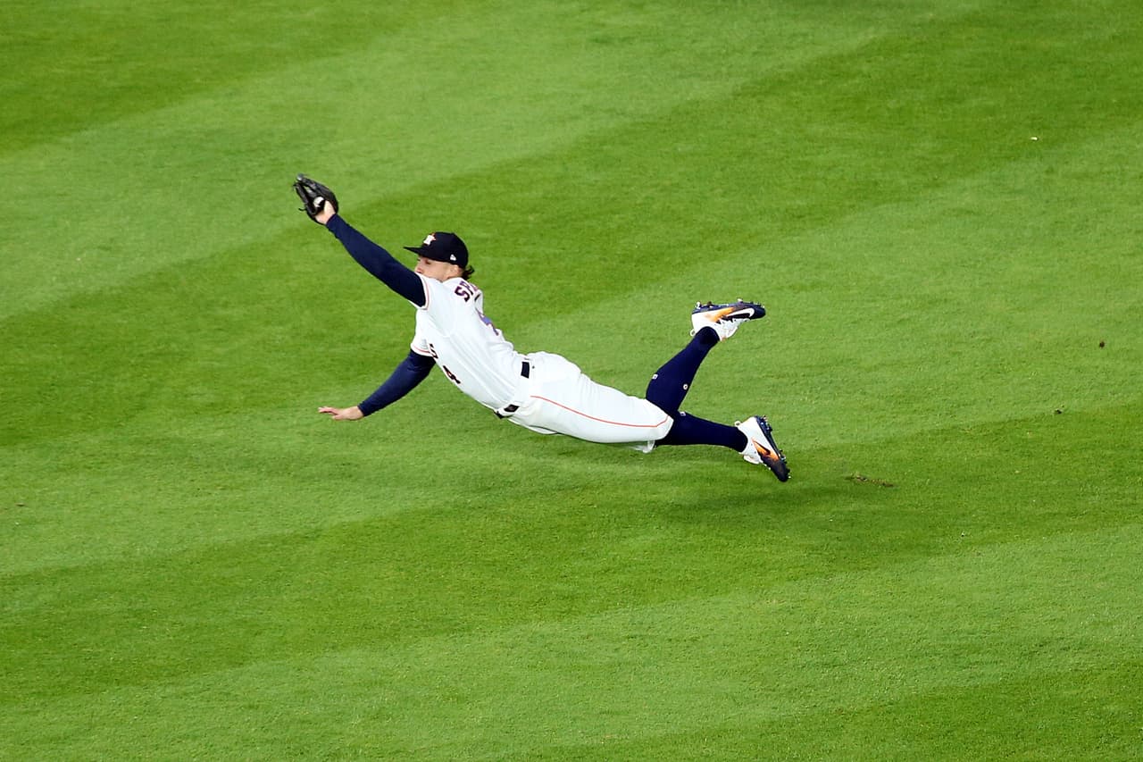 La jugada a la defensiva fue protagonizada por George Springer quien evitó un imparable con esta espectacular atrapada.