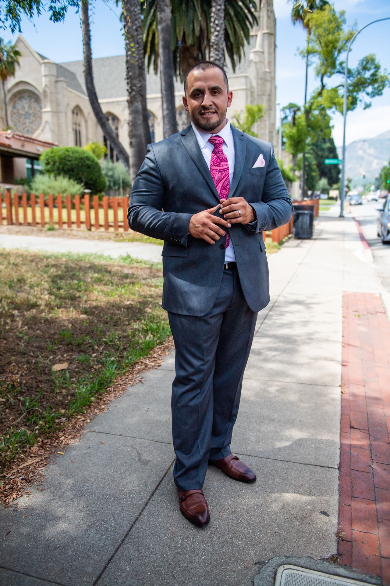 Juan Rivera, tío de Chiquis, concendió una breve entrevista a Univision, en donde confesó que
<a href="https://www.univision.com/famosos/video-exclusivo-juan-rivera-cuenta-como-fue-la-boda-de-chiquis-y-lorenzo-video">la ausencia de Jenni fue un duro golpe para Chiquis</a> en este día tan especial.