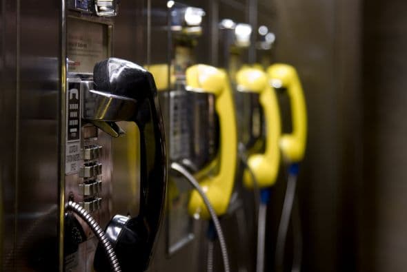 Usar un teléfono público. Ya prácticamente desapareció la necesidad de recurrir a ellos, y es probable que la próxima vez que veas uno ¡haya alguien al lado sacándose una foto con esta “reliquia”!