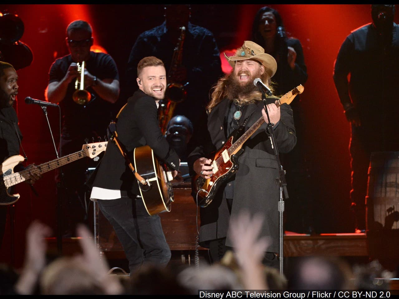 <b>Chris Stapleton</b> es muy reconocido por escribir canciones. A lo largo de su carrera ha escrito canciones para Tim McGraw, Justin Timberlake y Adele, las cuales han llegado a ser número 1 en varias listas. Pero no solo es un escritor, también ha captivado al público por tener una voz gloriosa y lo ha hecho ganar numerosos premios en varias categorías musicales.
<br>
<br> Sus canciones más populares son: “Tennesse Whiskey”, “Broken Halos” y “Millionaire” 
<br>
<br>
<b>Stapleton regresa por cuarta vez al Rodeo de Houston el jueves 19 de marzo. </b>
<br>