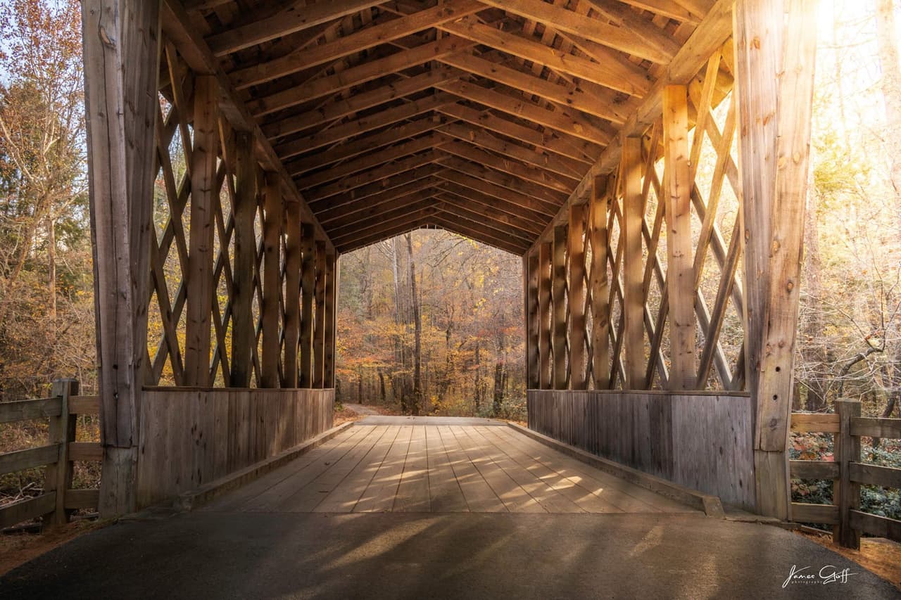 Los visitantes de día pueden hacer un picnic cerca del arroyo y los huéspedes que pasan la noche pueden caminar por un sendero privado a Dukes Creek Falls. 
<b><a href="https://gastateparks.org/SmithgallWoods" target="_blank">El parque está en el 61 de Tsalaki Trail, en Helen. </a></b>