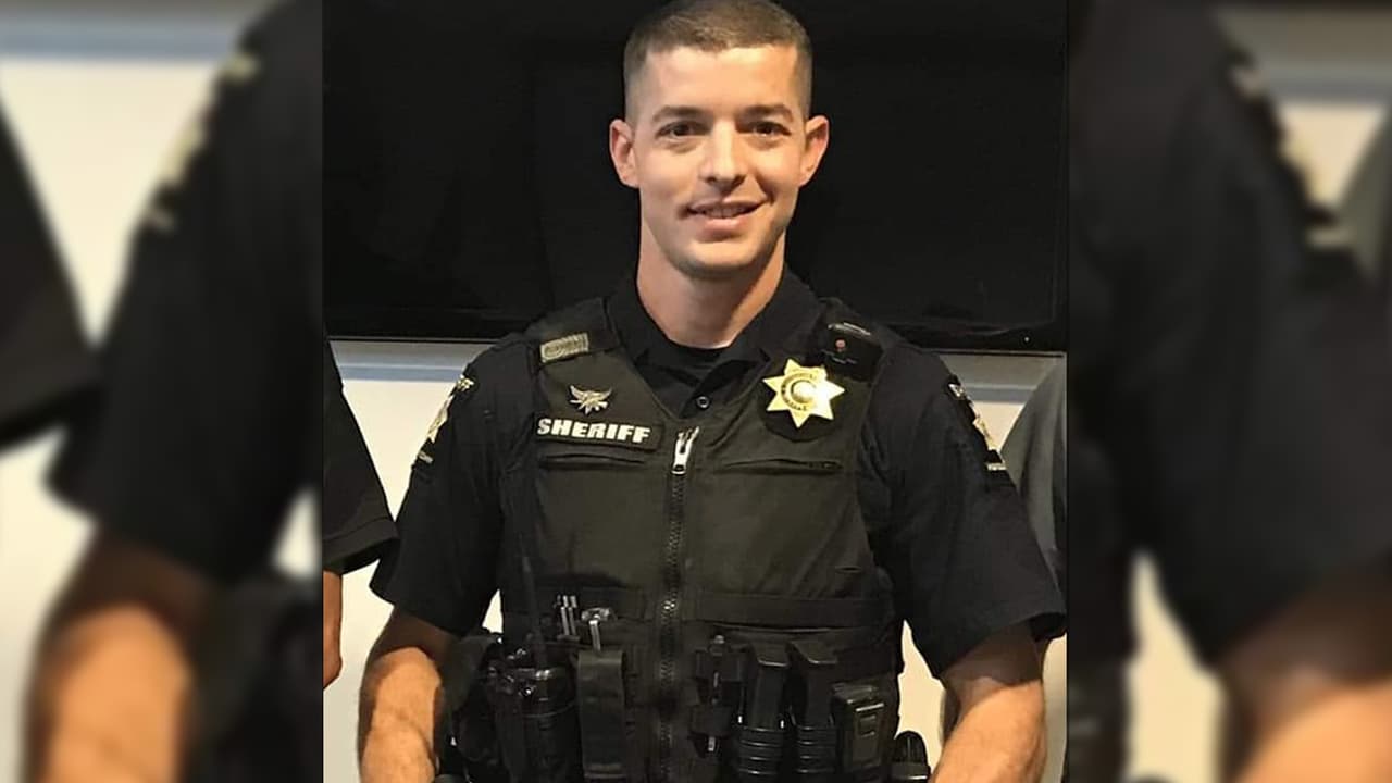 Muere oficial de 35 años al ser baleado en la cara por un fugitivo en el condado de Henderson
