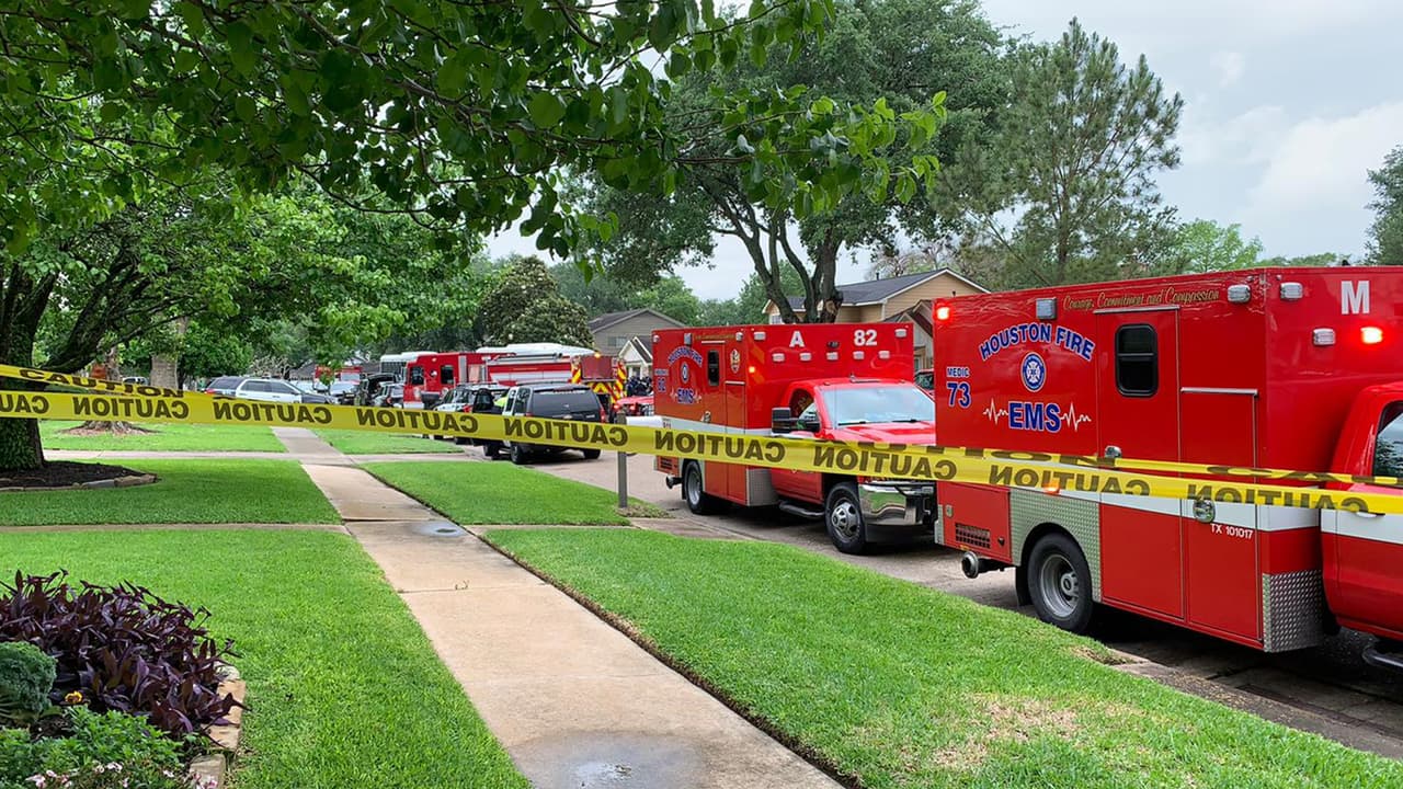 “Es una casa de dos pisos y tenían a las 90 personas en un cuarto bien chiquito, no habían comido, cuando llegan a una parte les quitan todo, me da mucha pena porque no puedo creer que los traten así”, indicó
<b><a href="https://www.univision.com/local/houston-kxln/paty-cantu-policia-houston-hpd-asistente-jefe-fotos">Patty Cantú</a></b>, asistente en jefe de HPD.