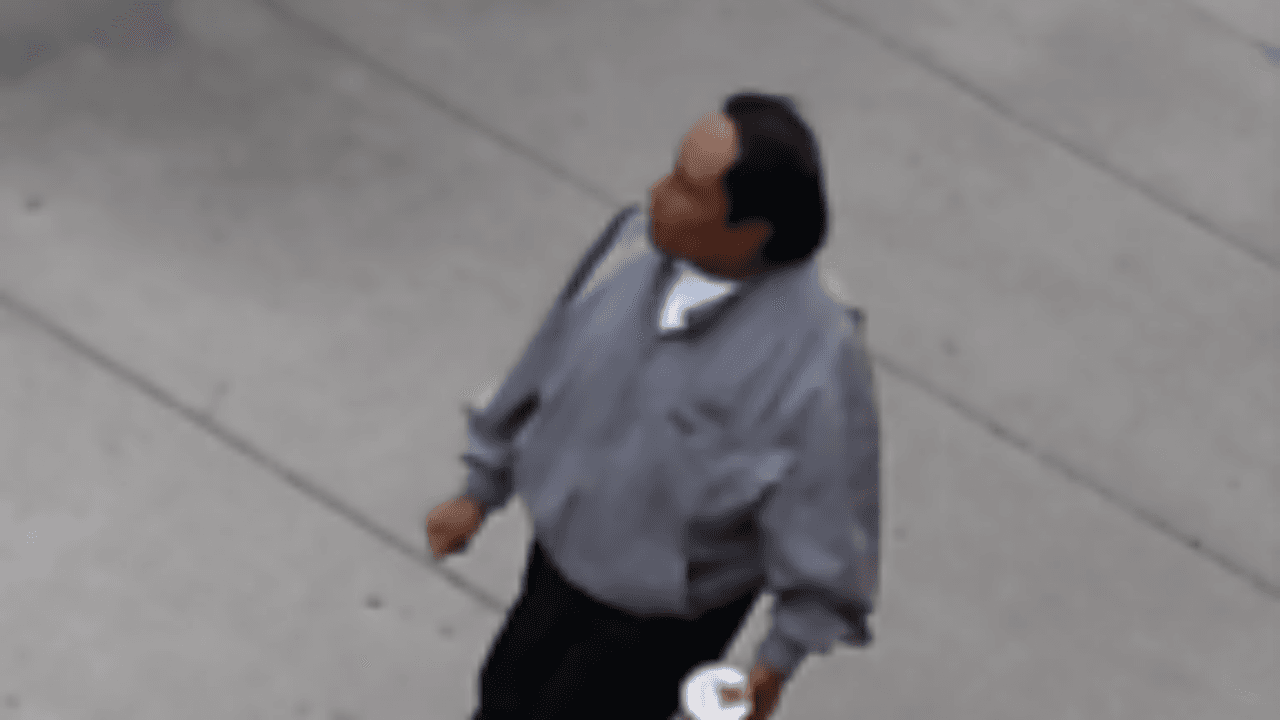 La policía busca identificar a este hombre por intentar atraer a una adolescente a su casa