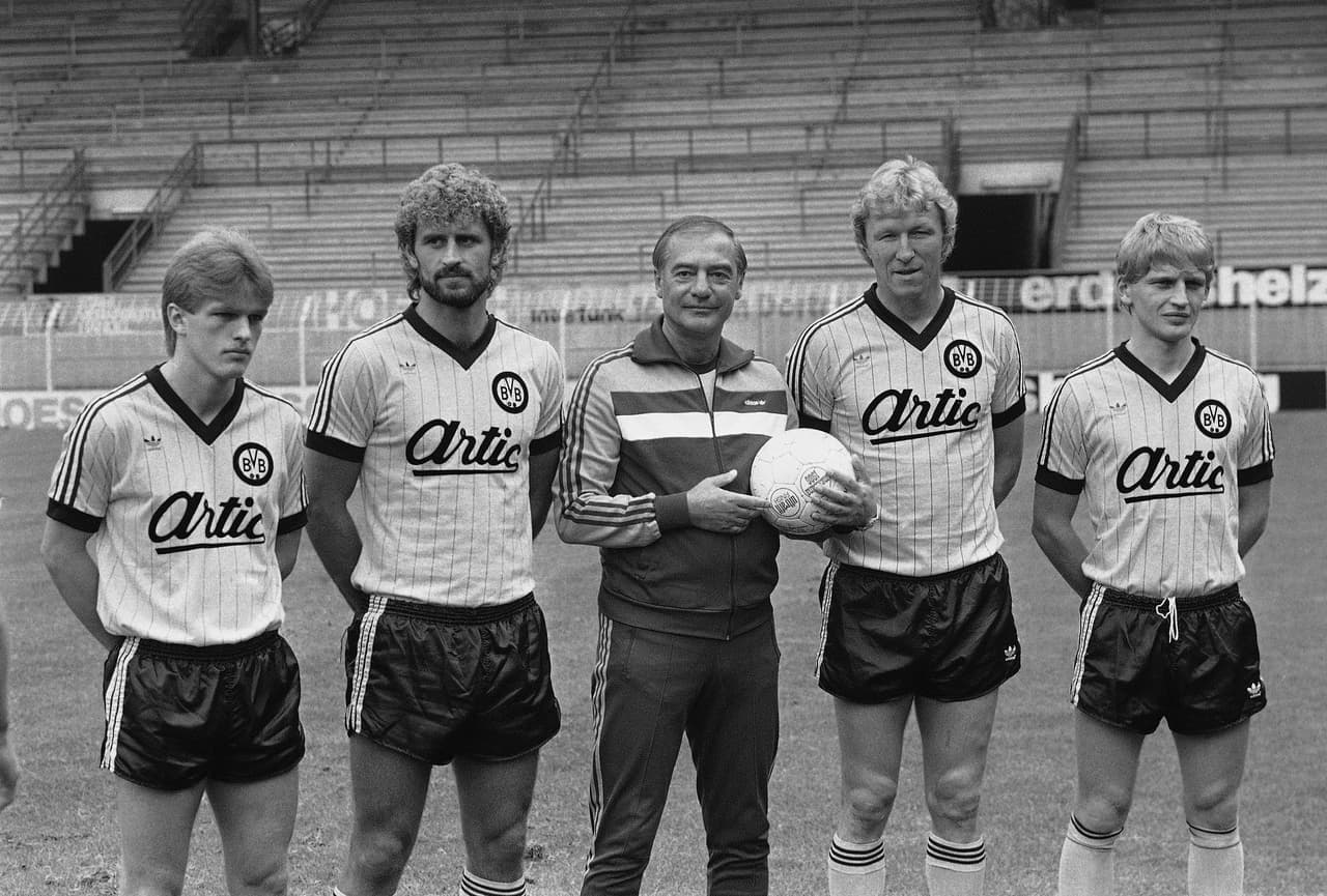 <b>Las mayores goleadas</b>
<br>El Borussia Dortmund encabeza este recuerdo, pues goleó 11-1 a Arminia Bielefeld en la temporada 1982-83. El BVB anotó 10 goles en 45 minutos.