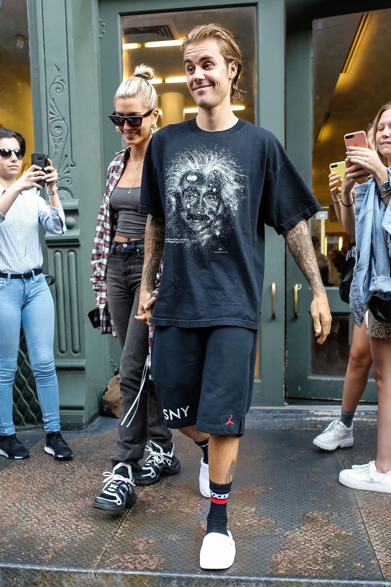 Afuera del establecimiento, el cantante fue recibido por un gran grupo de fanáticos, quienes no dejaron pasar el detalle del nuevo corte de Bieber y le tomaron fotos.