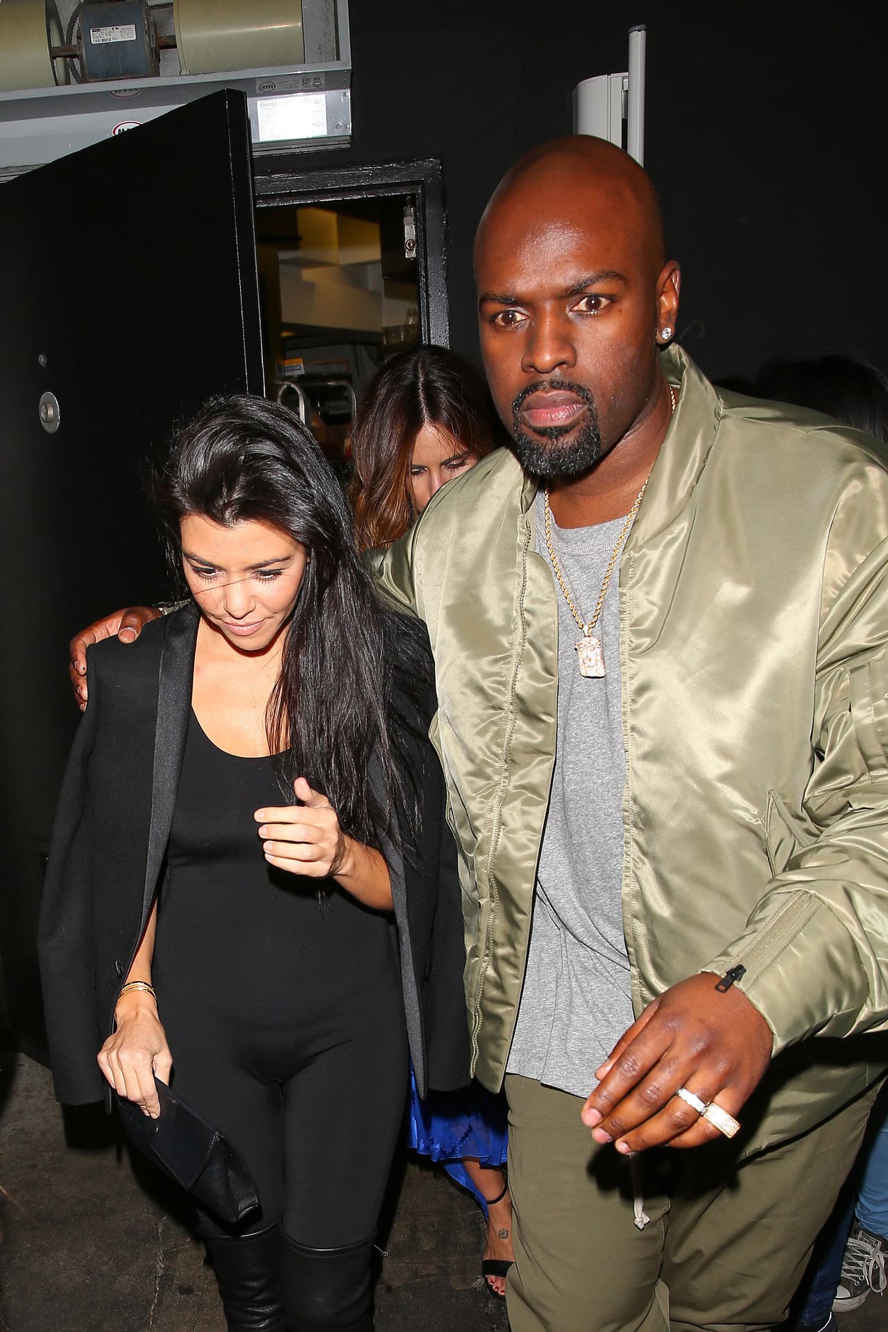 Corey Gamble la ayudó a caminar.