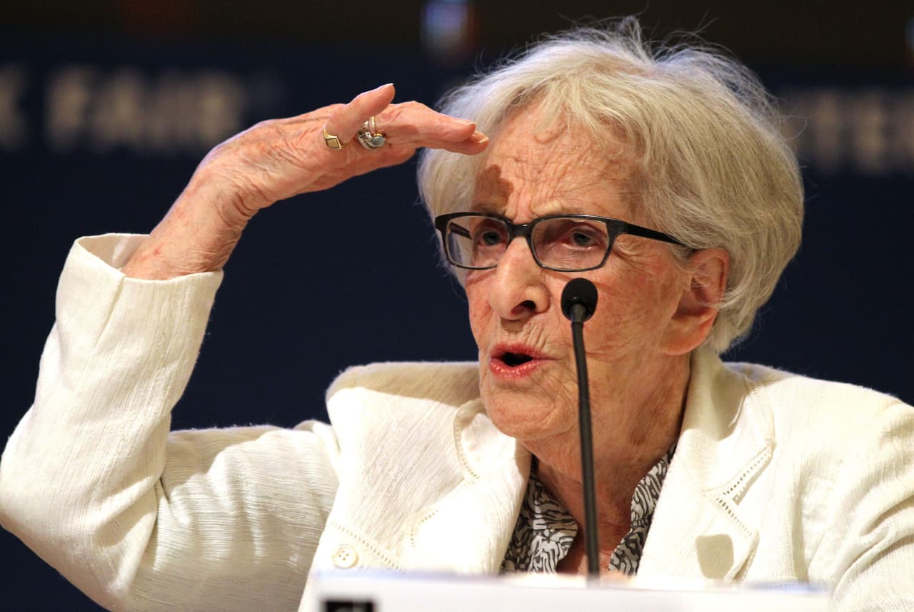 El primer poemario de Ida Vitale fue publicado en 1949: 
<i>La luz de esta memoria .</i>
<br>