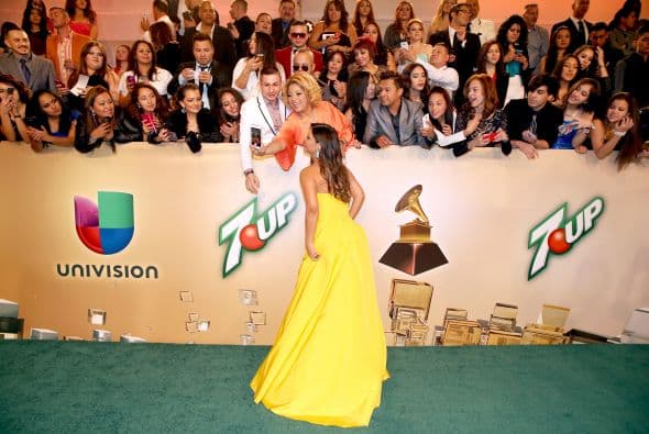 Una vez bajaban del escenario y durante la alfombra verde, se dieron la tarea de abrazarse, tomarse una que otra selfie y echarse uno que otro cuentito. ¡Y lo captamos todo!