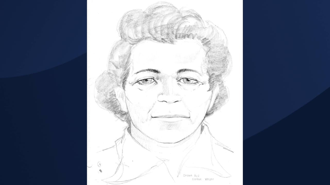 De acuerdo con las autoridades, un artista del Museo del Norte de Arizona hizo este boceto de cómo podría haber sido la víctima 
<i>basándose en las características de su cráneo</i>. 
<b>La víctima fue descrita como una mujer de 40 años que medía 5'4”</b>, posiblemente pesaba entre 125-140 libras, con cabello castaño rizado. Cualquiera que pueda tener información sobre la identidad de esta mujer debe llamar al 
<b>928-753-0753 </b>extensión 
<b>4408</b> y hacer referencia al reporte: 
<b>DR # 71-0383.</b>
<br>