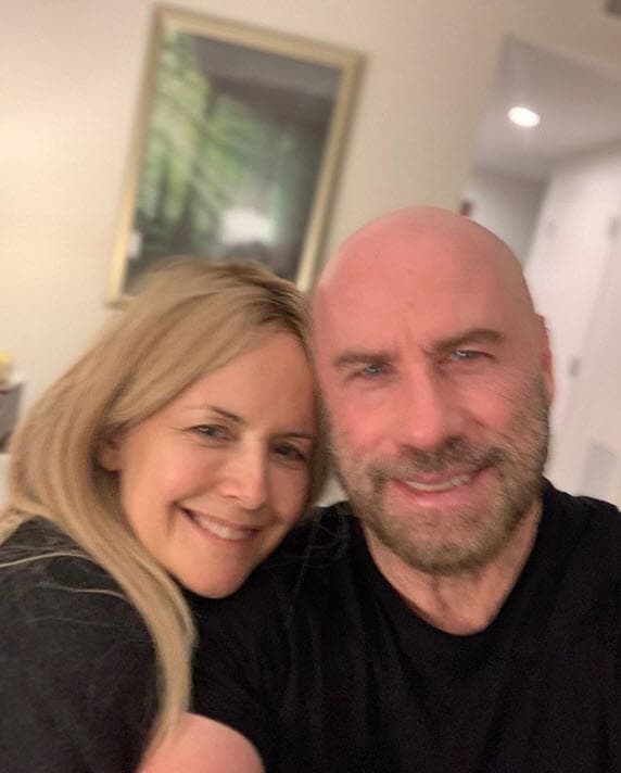 Durante la madrugada de este lunes 13 de julio, John Travolta dio una noticia que lo tiene con el "corazón apesadumbrado": su esposa 
<b><a href="https://www.univision.com/noticias/edicion-digital/luego-que-el-actor-john-travolta-diera-a-conocer-la-muerte-de-su-esposa-el-hashtag-ripkellypreston-inunda-las-redes-video" target="_blank">Kelly Preston falleció</a> </b>a los 57 años.
<br>