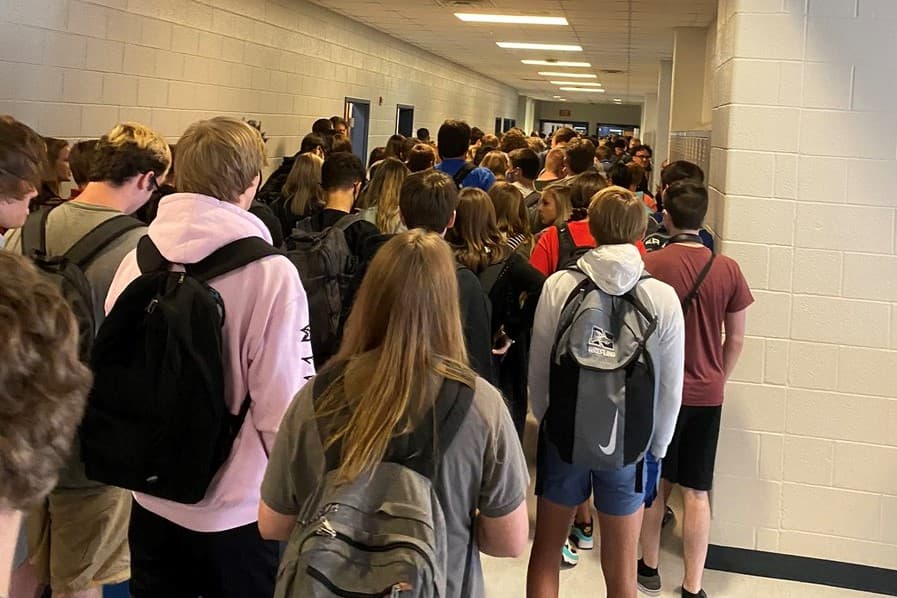 Un pasillo abarrotado con estudiantes sin mascarillas: la foto por la que fue sancionada una alumna en Georgia