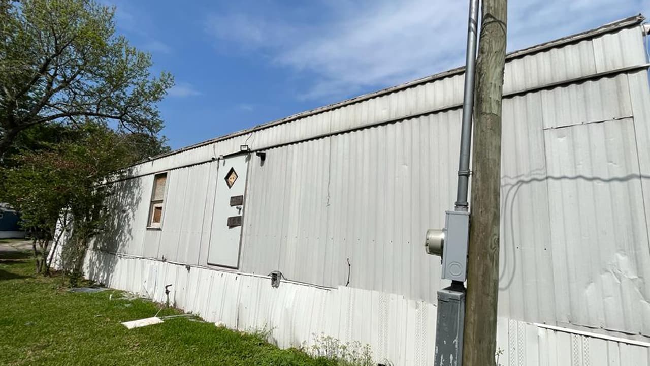 Al llegar las autoridades al lugar, encontraron dentro de la vivienda tres armas de fuego. Los investigadores tuvieron que usar herramientas eléctricas para cortar las barras de las ventanas y poder entrar para rescatar a la víctima.