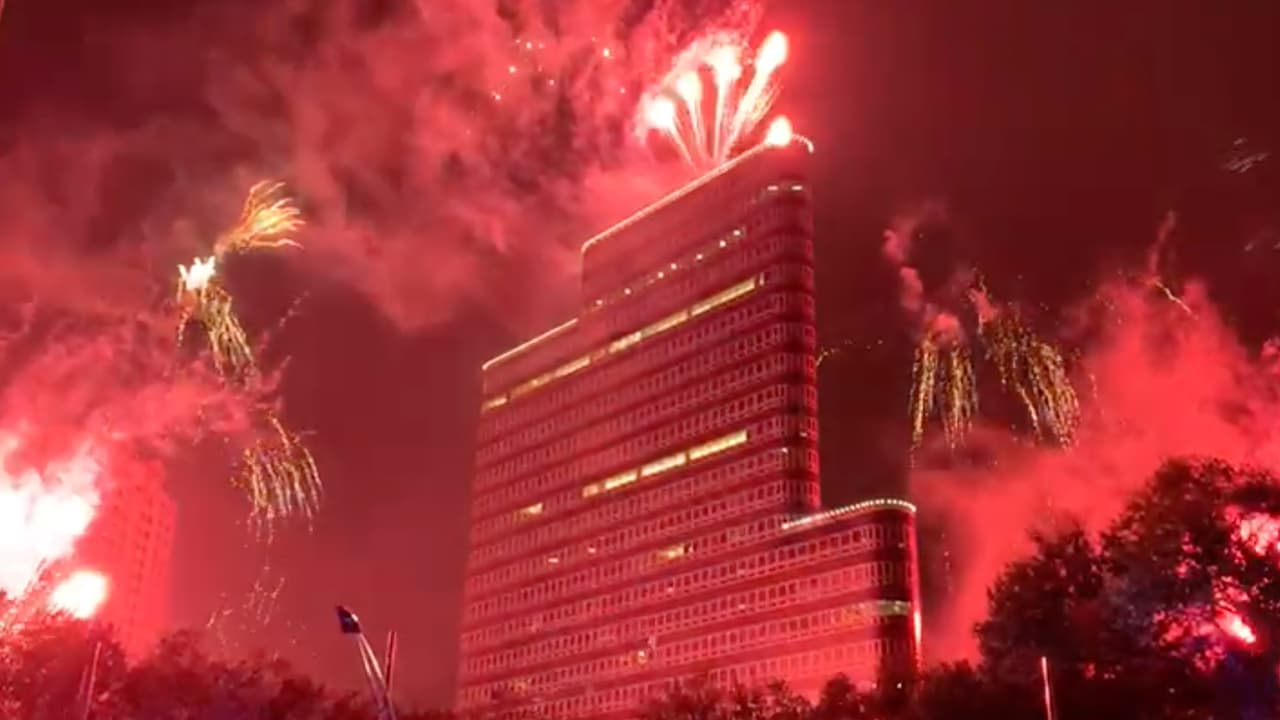 Además de las luces navideñas, los fuegos artificiales también iluminaron la ciudad. El evento generó muchas expectativas, pues en 2020 tuvo que ser cancelado por la pandemia del 
<b><a href="https://www.univision.com/temas/coronavirus">coronavirus. </a></b>