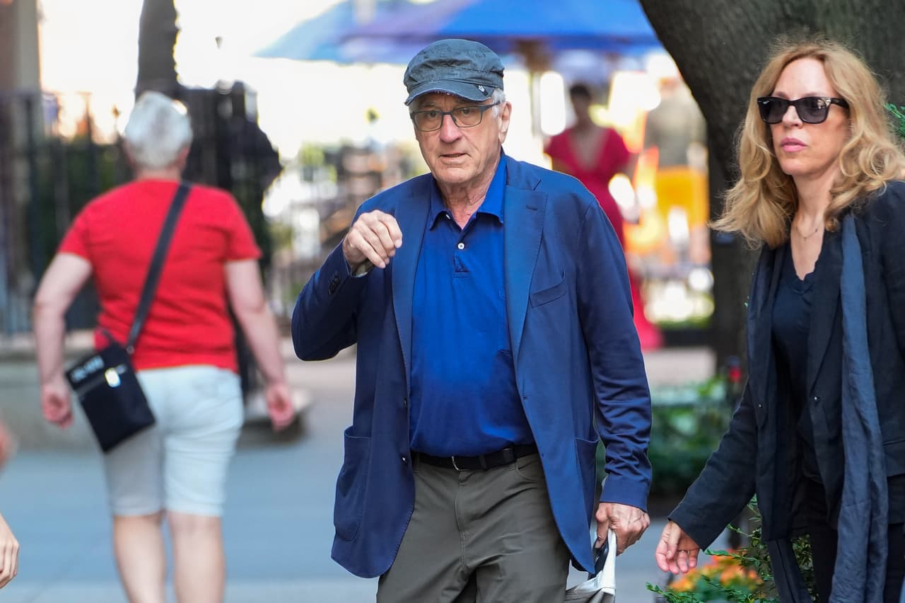 En las imágenes se aprecia a Robert de Niro junto a Elliot de Niro, Harvey Keitel y Daphna Kastner mientras regresan a su apartamento.
<br>