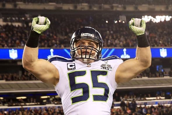 Los Seahawks, con un fútbol "total", el que había trabajado el entrenador del equipo durante toda la temporada regular, el veterano Pete Carroll, derrotaron por paliza de 43-8 a los Broncos, la mejor ofensiva de liga, con el mariscal de campo Peyton Manning a la cabeza. No habían pasado ni 12 segundos desde el comienzo del partido y los Seahawks ya hicieron historia con la anotación más rápida que se había dado jamás en un Super Bowl. Pero lo peor no fue el dejarse anotar dos puntos, sino la imagen de enfrentamiento entre Manning y el centro de origen mexicano Manny Ramírez, que no le dio bien al balón, y aunque el corredor Knowshon Moreno lo recuperó, lo hizo en la zona de protección. La mejor ofensiva de la NFL estaba paralizada, sin saber qué hacer, y ahí fue el comienzo y el final del partido disputado en el MetLife Stadium, de East Rutherford (Nueva Jersey), donde la temperatura fue de 43 grados. Malcom Smith recibió el premio de Jugador Más Valioso (MVP), el octavo defensor que lo consigue en un partido de Super Bowl y el tercer apoyador. Carroll, de 61 años, el tercer entrenador con más edad de la NFL que ganó un Super Bowl, se convirtió en el tercer entrenador que logra los dos títulos de campeón universitario de la NCAA con el equipo de USC y ahora los Seahawks en la NFL.