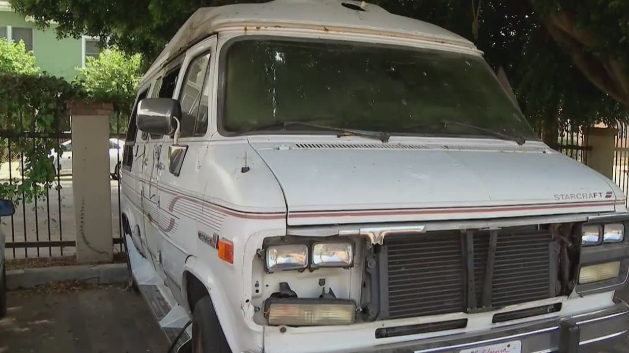 “Perdí lo único que tenía”: el drama de esta mujer a la que le vandalizaron el vehículo donde vivía