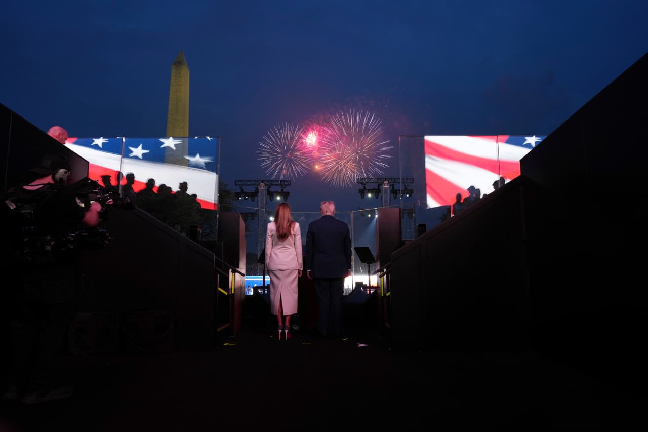 La capital del país vivió este sábado una jornada marcada por la tensión.
<br>
<br>Mientras el gobierno federal desplegaba tanques, helicópteros y 
<a href="https://www.univision.com/local/dallas-kuvn/noticias/politica/desfile-militar-de-donald-trump-protesta-no-kings-en-vivo-hoy-14-de-junio-de-2025" target="_blank">miles de soldados para conmemorar los 250 años del Ejército de Estados Unidos</a>, 
<b>decenas de manifestantes del movimiento nacional “No Kings”</b> intentaban bloquear el acceso hacia el National Mall, epicentro del desfile militar encabezado por el presidente Donald Trump.