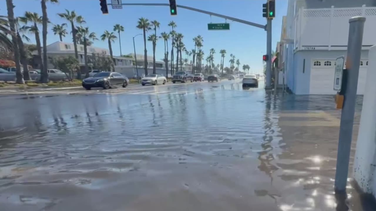 Alto oleaje inunda comercios costeros en el sur de California