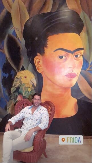 Imágenes de íconos mexicanos, como Frida Kahlo, lo recibieron en la Riviera Maya, un destino que Yisus tuvo el placer de conocer por primera vez.