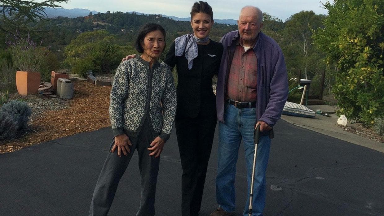 Art Grant, de 95 años, y su esposa Suiko, de 75, posando con su hija Trina. La pareja de ancianos falleció cuando los fuegos devastaron el vecindario Coffey Park, en Sonoma, California. La gran mayoría de las víctimas en esa zona eran ancianos.