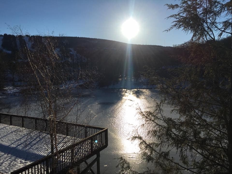 Algunos datos importantes sobre los Poconos: tiene un total de 150 lagos. Los rios Delaware, Lehigh y Lackawaxen cruzan su territorio.
<br>