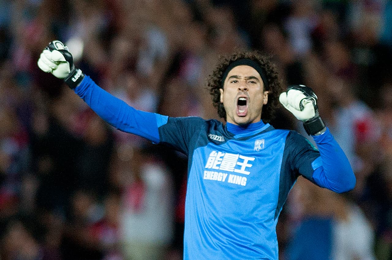 Guillermo Ochoa buscará parar al fin la debacle del Granada ante el Barcelona