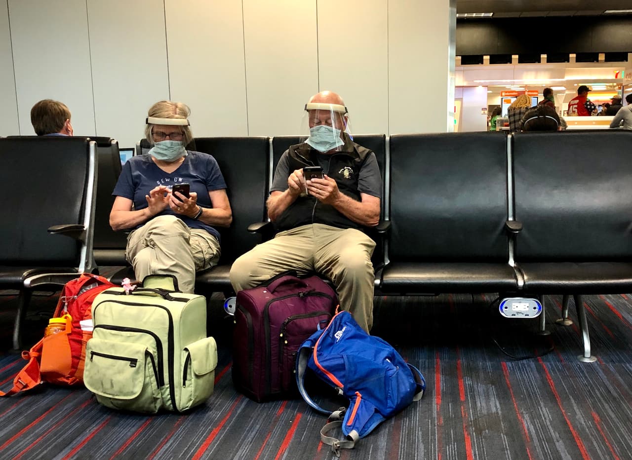 <b>Puesto 10: Aeropuerto Internacional Dallas/Fort Worth, Texas.</b> Por esta terminal pasaron 75.1 millones de pasajeros en 2019 y el tráfico cayó un 48.2% en el primer semestre de 2020. Según un comunicado de la ACI, por primera vez su informe mira hacia adelante a las drásticas disminuciones que se produjeron en la primera mitad de 2020, cuando los brotes de covid-19 detuvieron los viajes en avión.