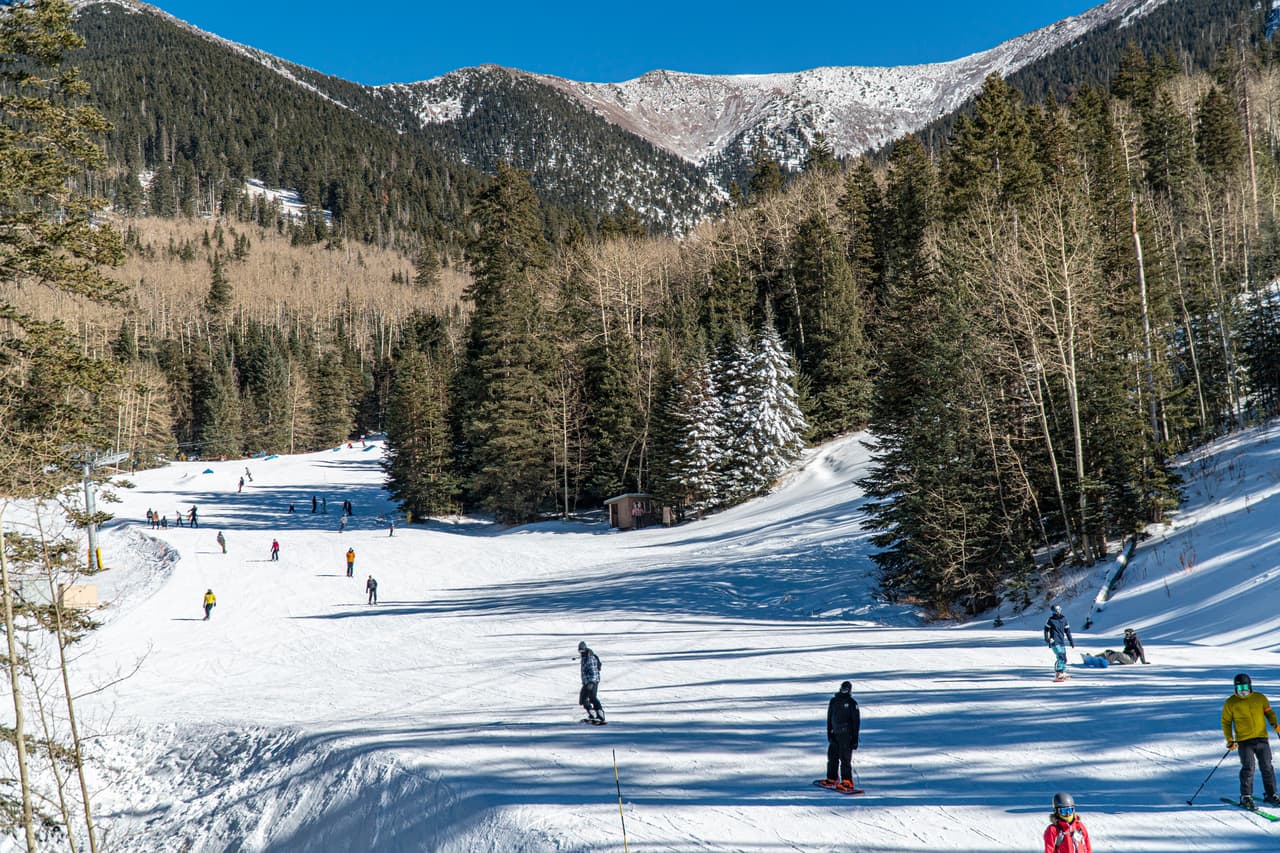 Arizona Snowbowl esta ubicado en San Francisco, Arizona, a solo siete millas de Flagstaff, a dos horas de Phoenix y a 70 millas del Gran Cañón. El complejo abrió sus puertas en 1938 y es una de las áreas de esquí más antiguas del país.
<br>