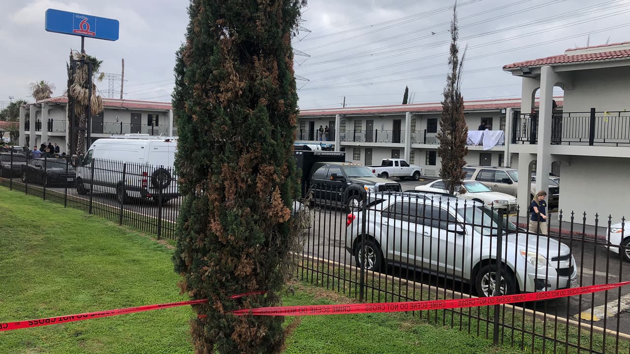 El fiscal Sean Whittmore dijo que una persona que iba en el mismo auto de los migrantes llamó al 911 para informar el secuestro. La policía de Waller contactó al FBI y este jueves los migrantes lograron ser rescatados.