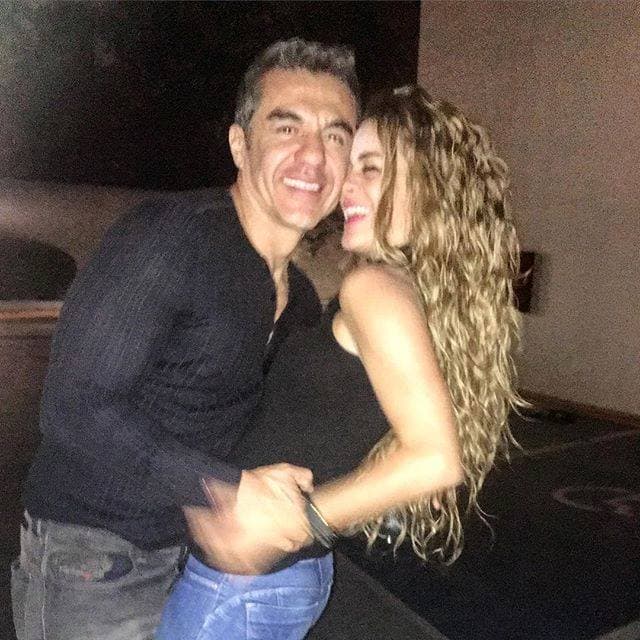 El noviazgo comenzó en marzo y fue Adrián Uribe quien confirmó la noticia en ese entonces y lo hizo con un toque de comicidad como era de esperarse.