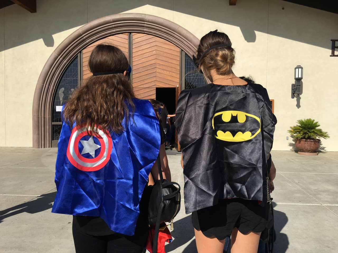 Familiares y amigos vistieron incluso capas y máscaras de superhéroes.