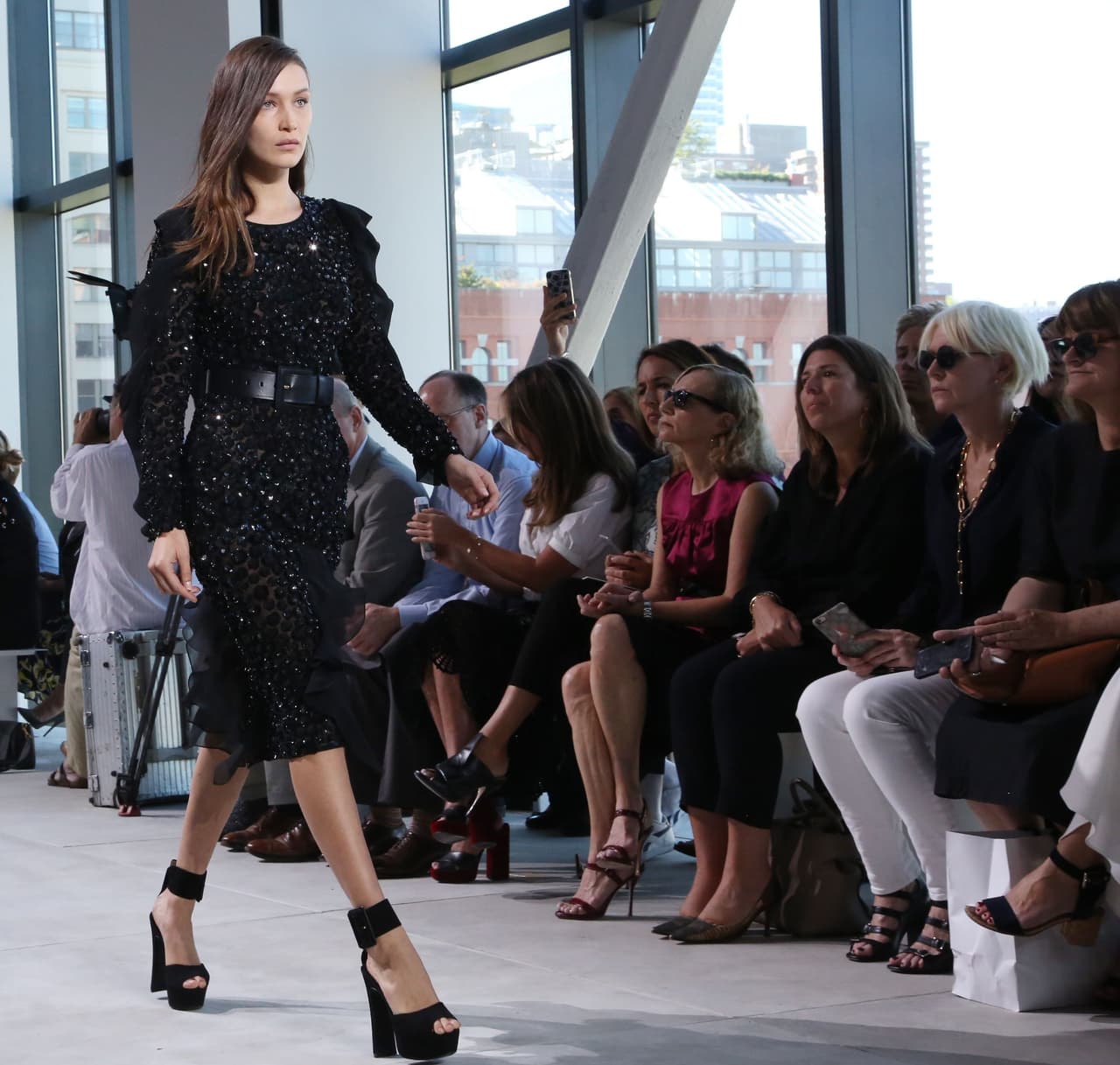 La estrella de las pasarelas salió con paso firme luciendo muy bella durante el desfile de Michael Kors.