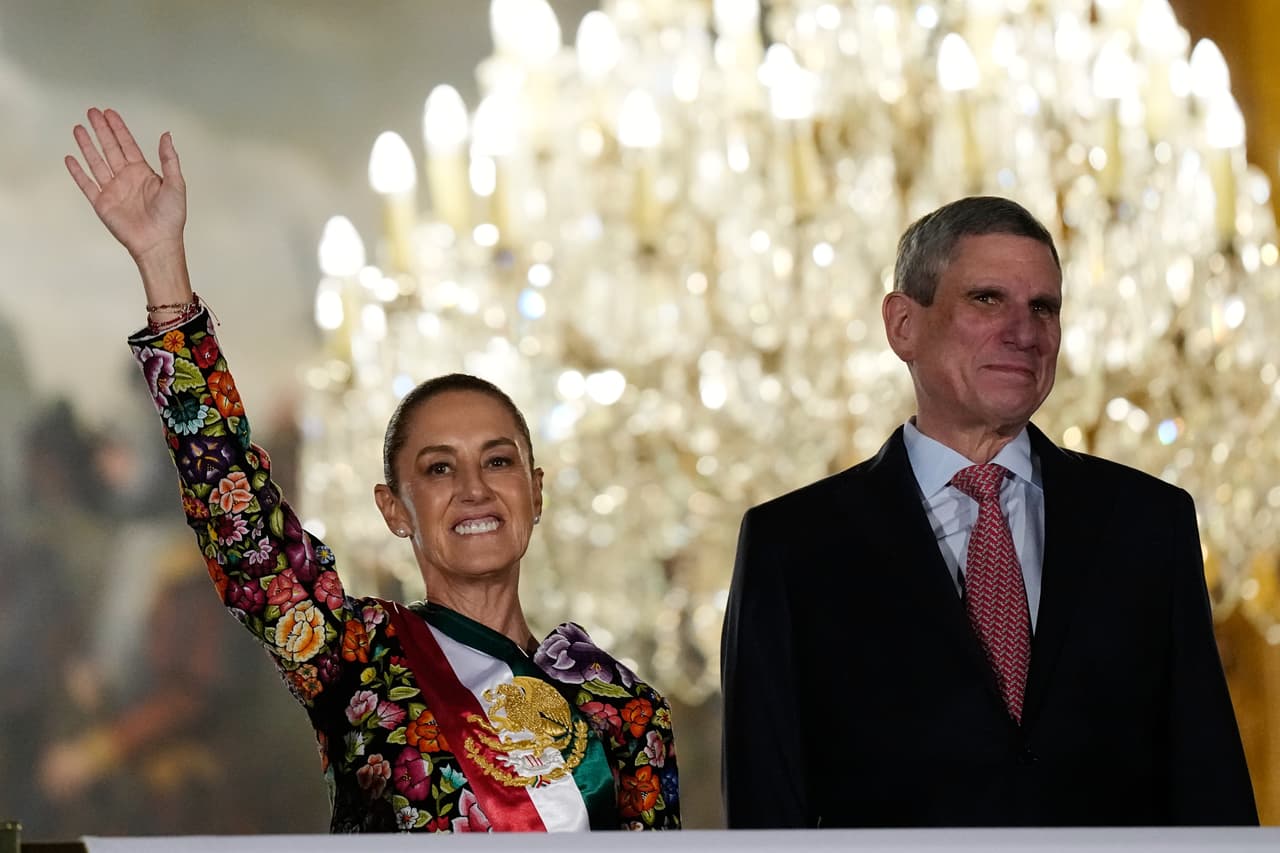 La presidenta Claudia Sheinbaum (izquierda) saluda a la multitud junto a su esposo, Jesús María Tarriba, durante el tradicional «Grito de Independencia» desde el balcón del Palacio Nacional, dando inicio a las celebraciones del Día de la Independencia en el Zócalo, la plaza principal de la Ciudad de México, el martes 15 de septiembre de 2026.