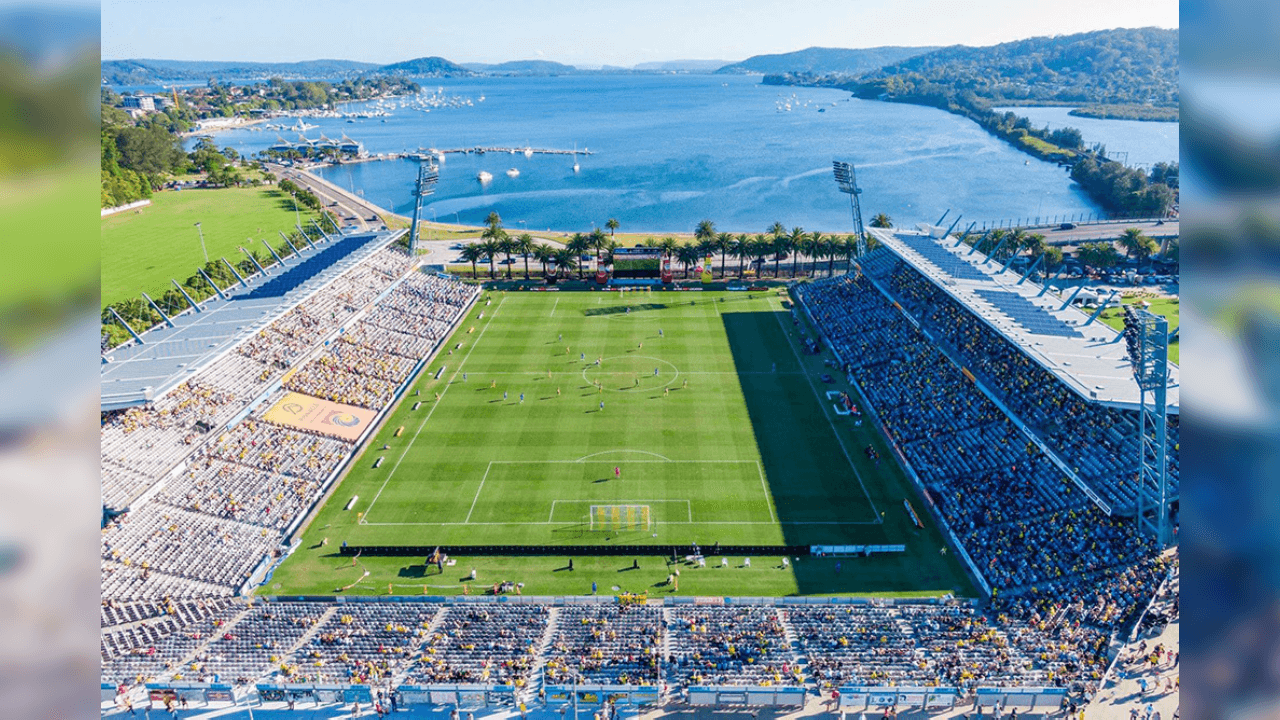 <b>Central Coast Mariners Stadium (Australia)</b>
<br>En esta toma aérea se alcanza a percibir que únicamente tiene tres gradas.