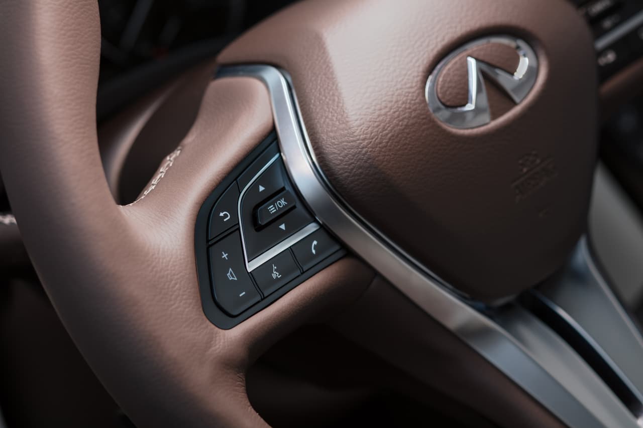 <b>Infiniti QX50 2019</b>
<br>Volante multifunciones en piel y detalles en aluminio son parte del equipamiento.