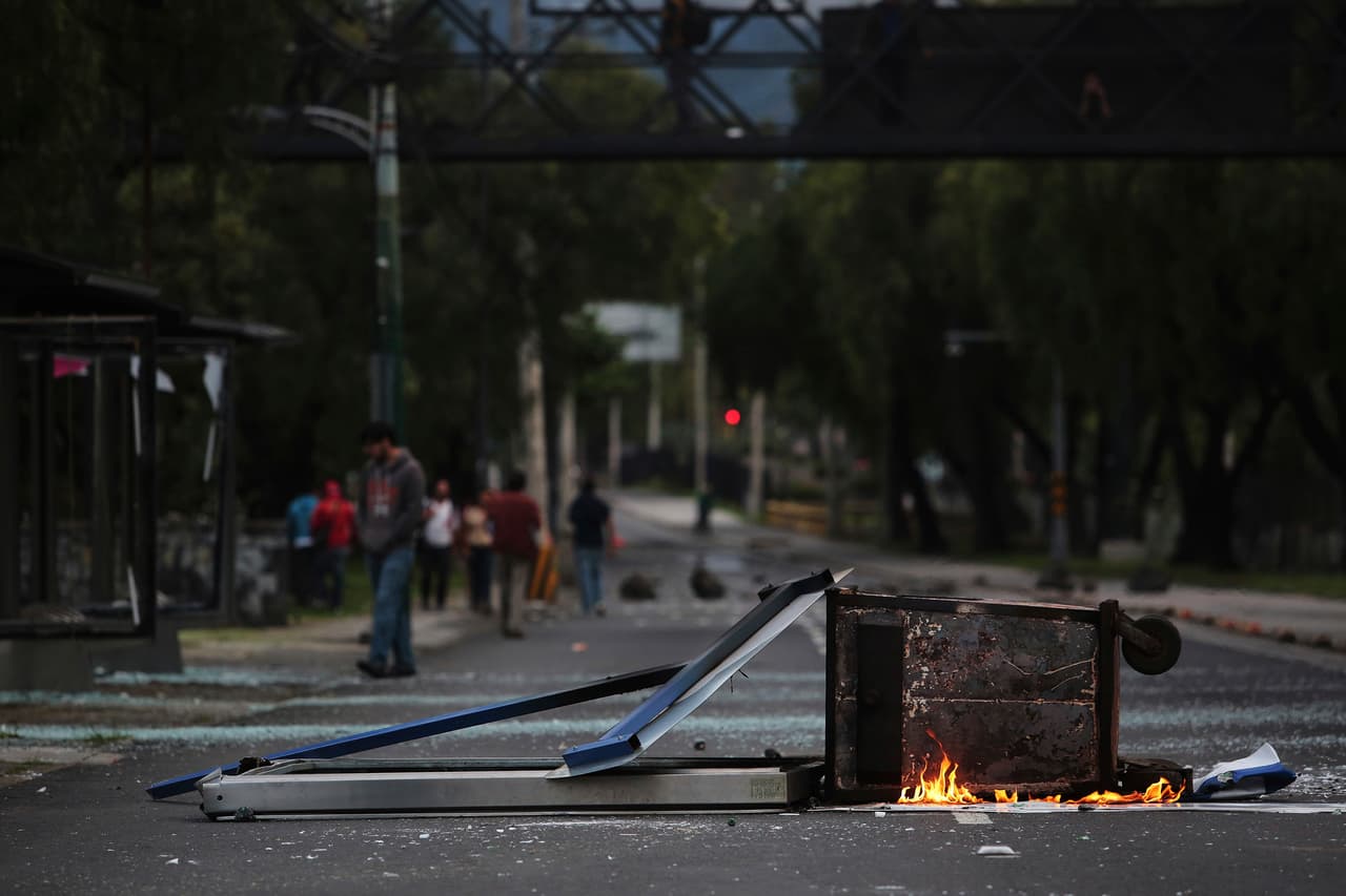 Barricadas instaladas en Avenida de los Insurgentes, cerca de Ciudad Universitaria.