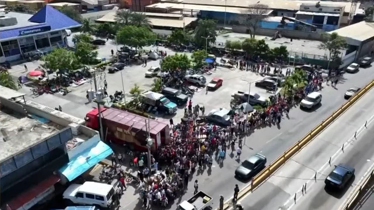 Así se ven desde las largas filas en La Guaira, Venezuela, para recibir despensas