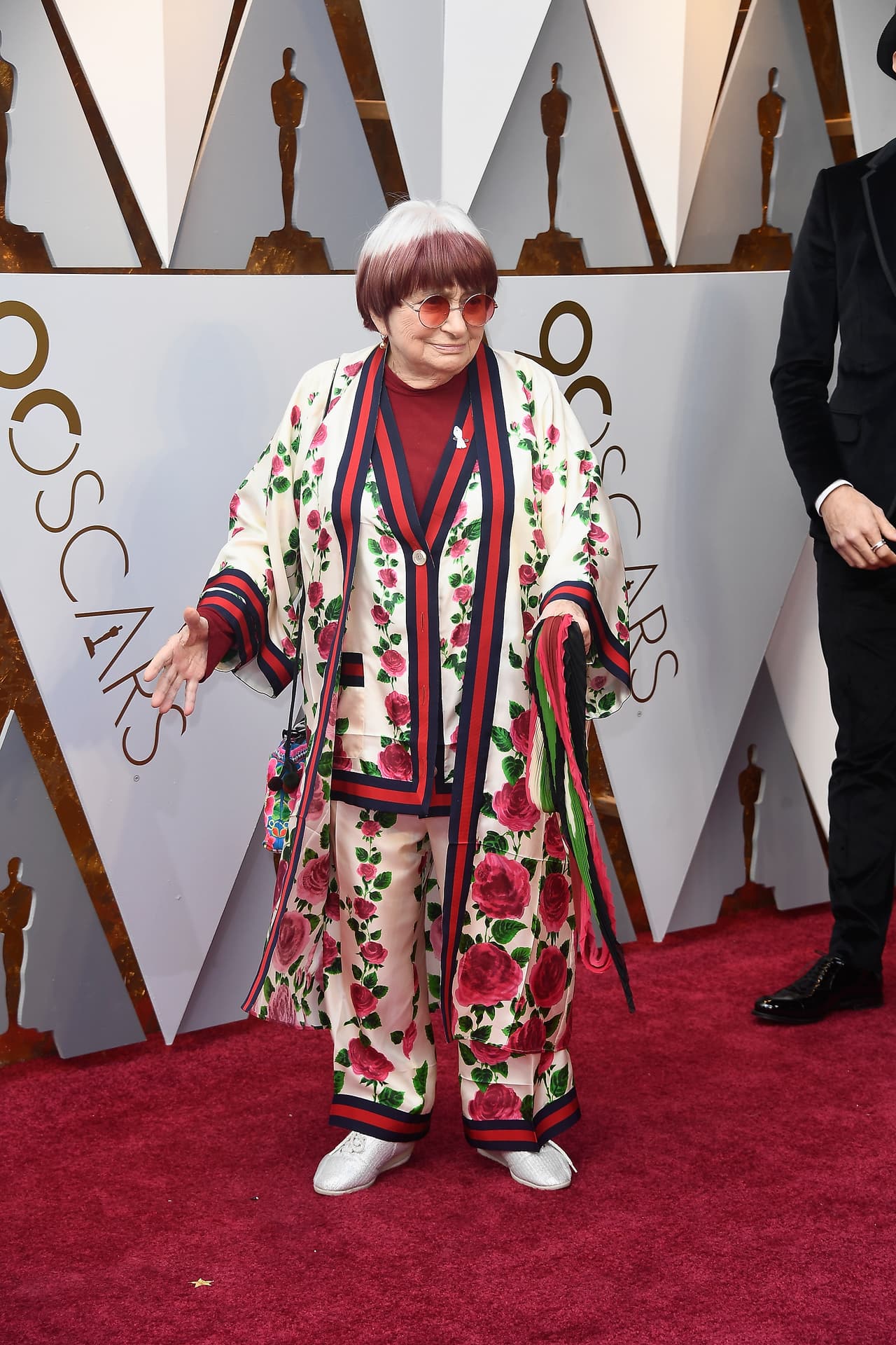 La directora francesa Agnes Varda prefirió las zapatillas para combinar su ajuar.