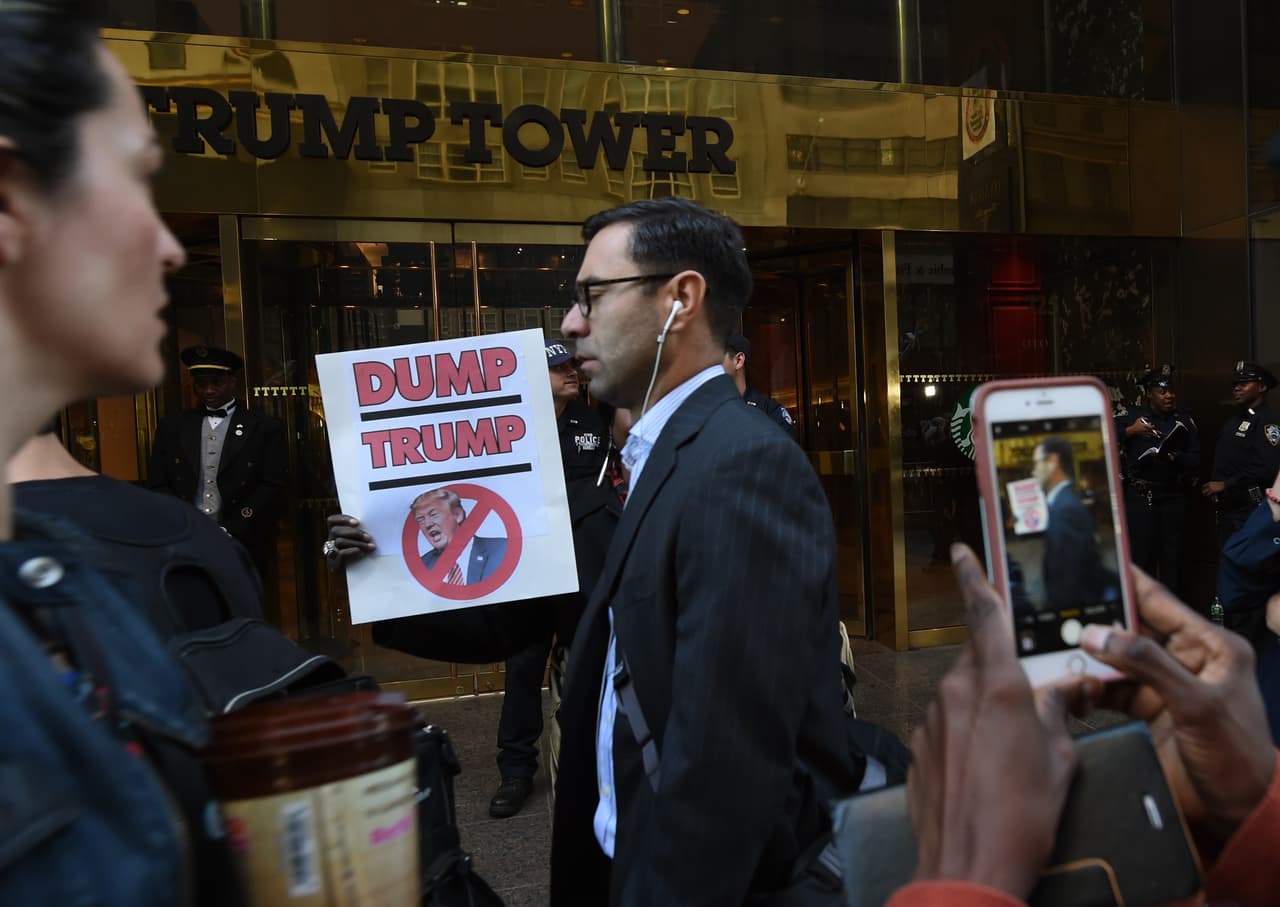 Las manifestantes no impidieron el paso por la acera frente al edificio en el cual reside la familia Trump, en Manhattan.