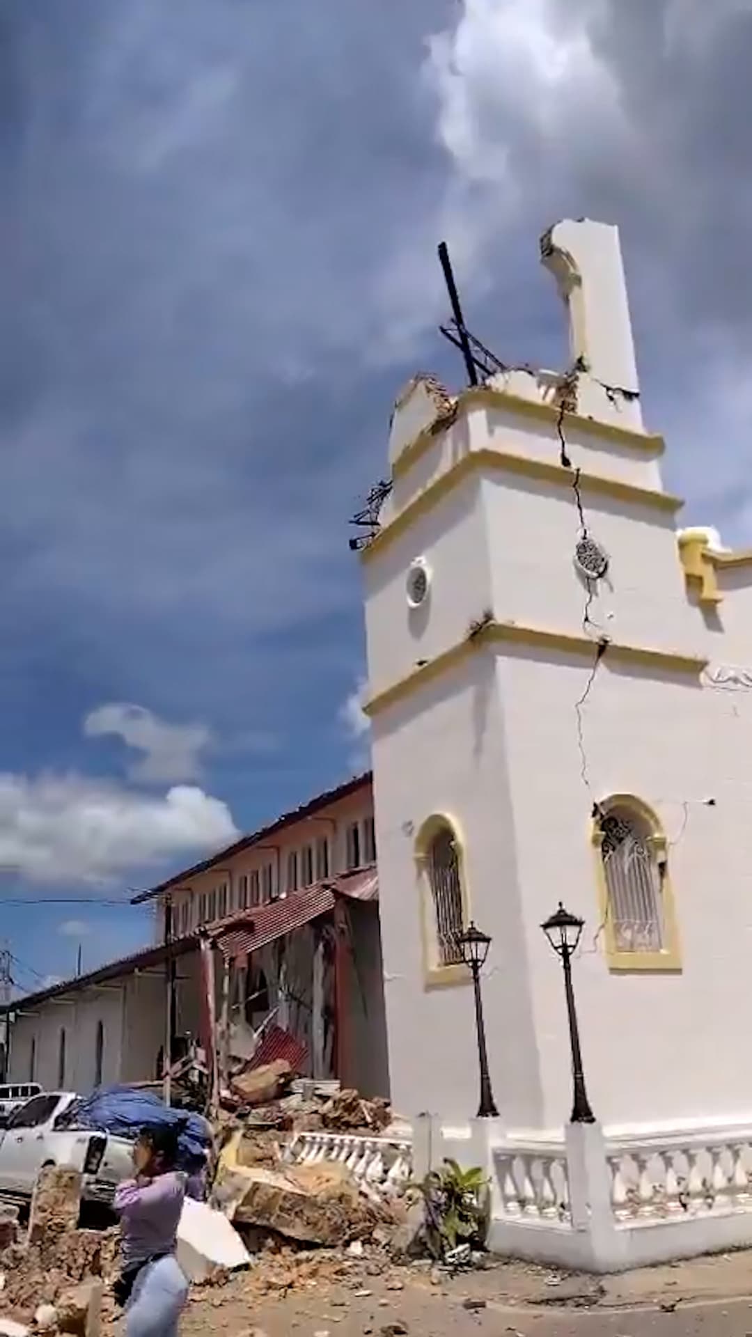 Momento en el que una réplica en Panamá sorprende a una reportera en vivo