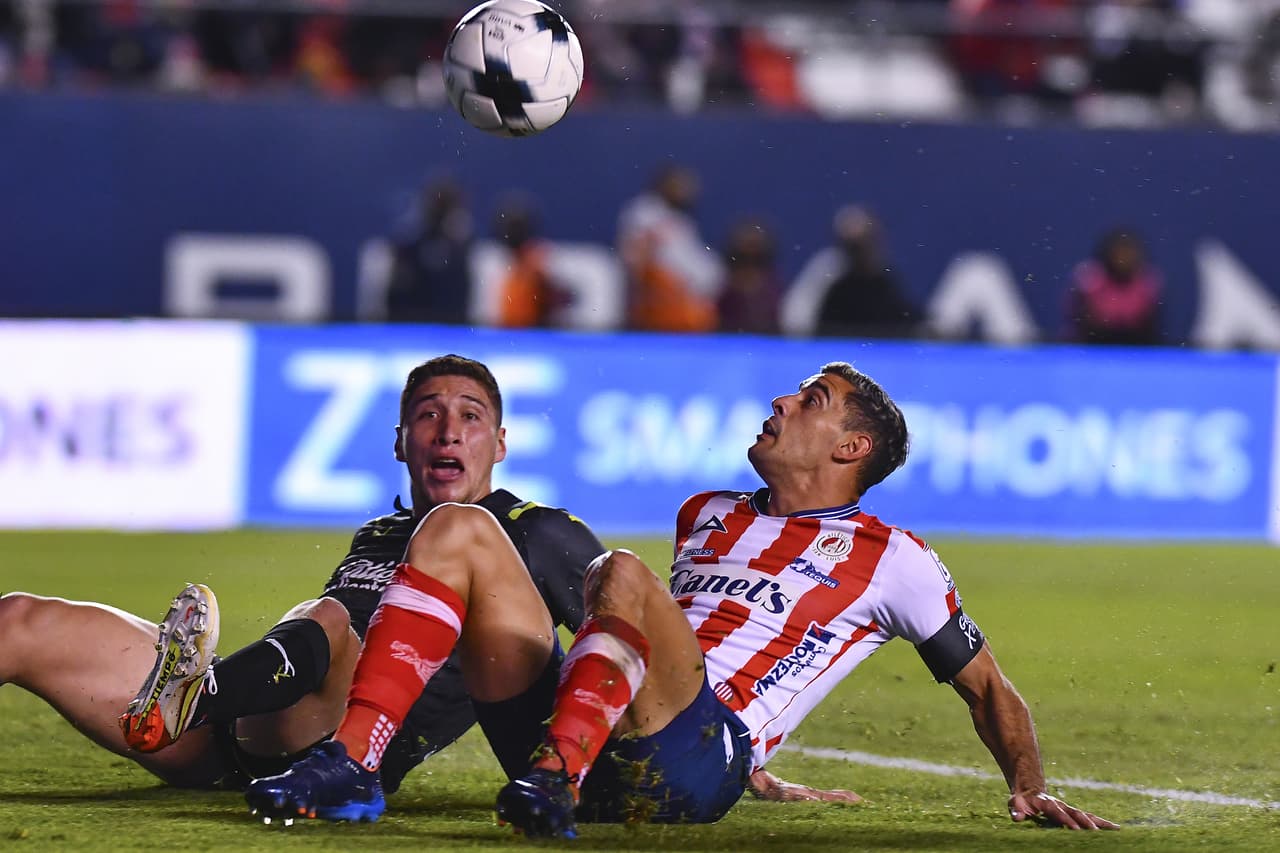 Leaño respira… Chivas tuvo una bravía reacción en el segundo tiempo y rescató el empate tras un inicio desastroso que Atlético de San Luis no supo sostener.