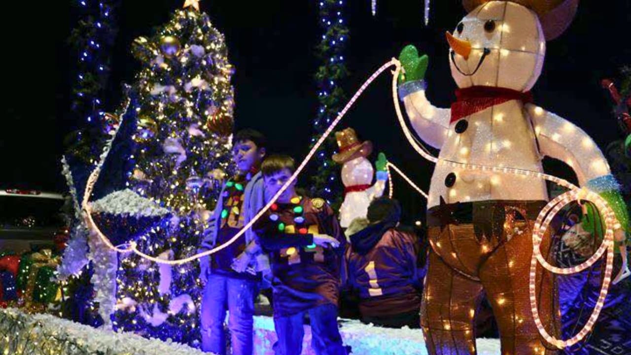 <h3 class="cms-H3-H3">Consejos de estacionamiento: </h3>
<br>Considera estacionar en los espacios públicos fuera del área delimitada por Cooper a Mesquite y las vías del tren a UTA Boulevard para evitar ser remolcado. UTA y First Baptist abrirán sus estacionamientos para los espectadores después de las 2 p.m., pero llega temprano, ya que el cupo es limitado 🚗