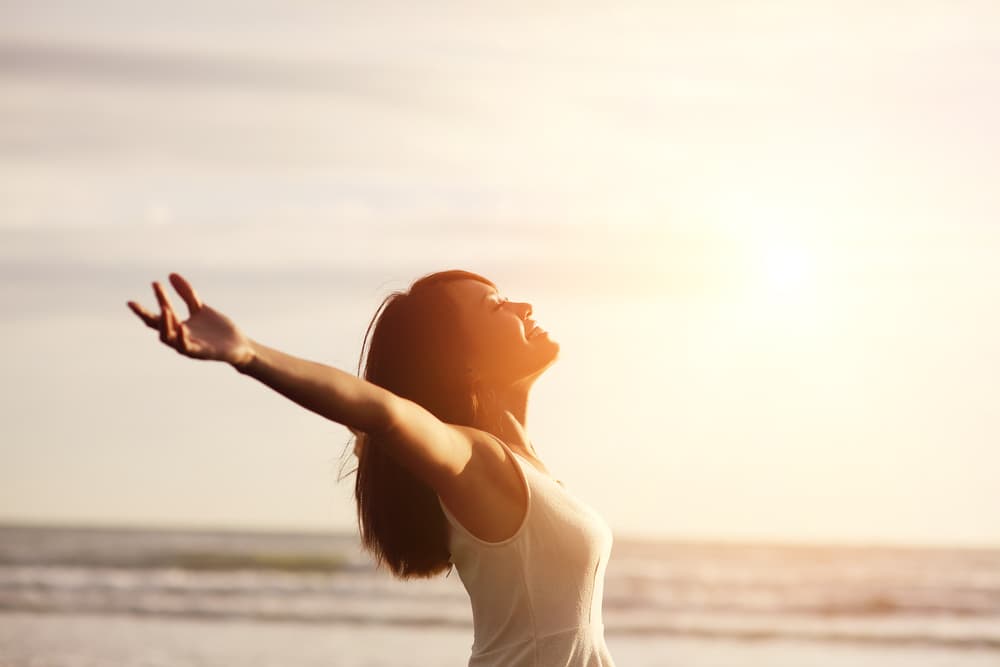 <b>Significado de La Sacerdotisa en el presente</b>
<br>Actualmente, tu creatividad sigue siendo limitada por no poder expresarla libremente. Reflexiona, conecta con tu intuición y detecta qué o quién está causando ese bloqueo. Si el problema es la persona con la que estás, deberás buscar a alguien con quien puedas establecer una relación profunda, con quien te sientas en confianza de ser quien eres en tu totalidad, sin miedo a ser juzgado. Una vez seas libre de tus cadenas, tu capacidad creativa explotará. Sólo tienes que vencer el miedo al compromiso y tus objetivos están al alcance de tus dedos.