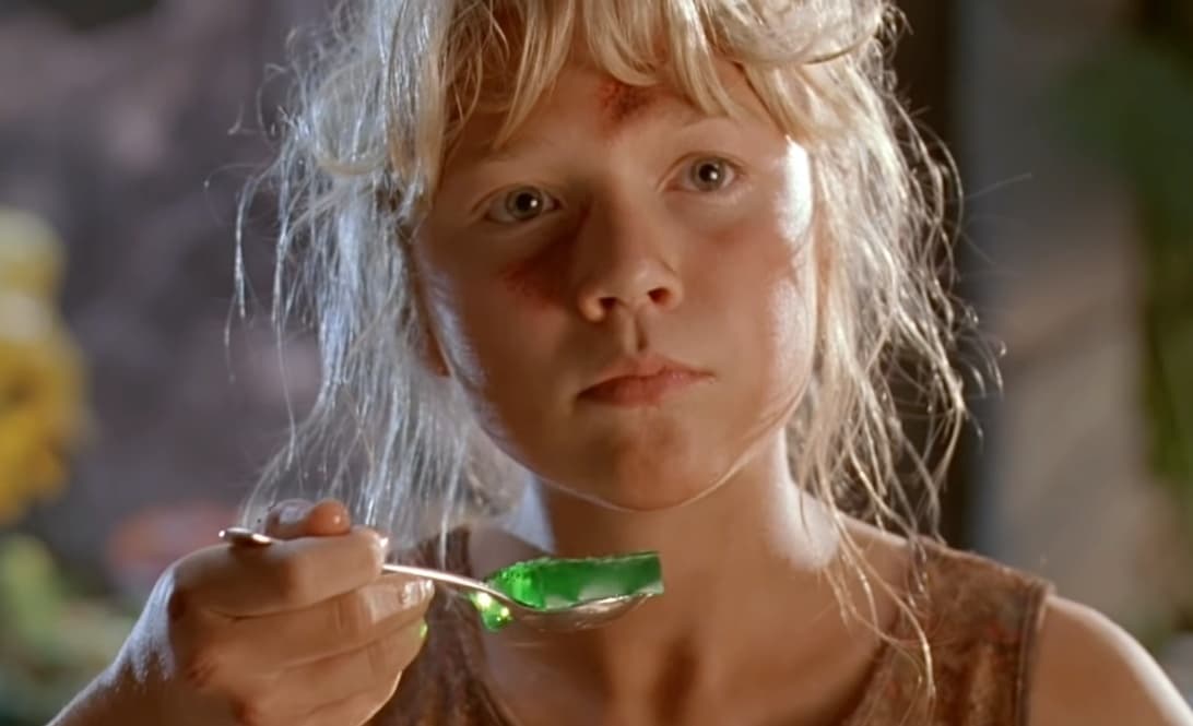 <b>Un final "conectado" </b>
<br>El final de 'Jurassic Park' fue muy emocionante, ya que los peligrosos velociraptors tenían acorralados a los nietos de John Hammond, Lex y Tim Murphy.
<br>