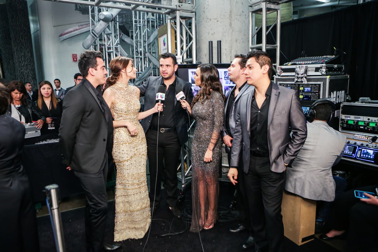 Una cosa fue lo que viste en televisión y otra lo que te perdiste. Pero, relax! Nuestro lente te trae el detrás de cámaras de la esta entrega de Premio Lo Nuestro.