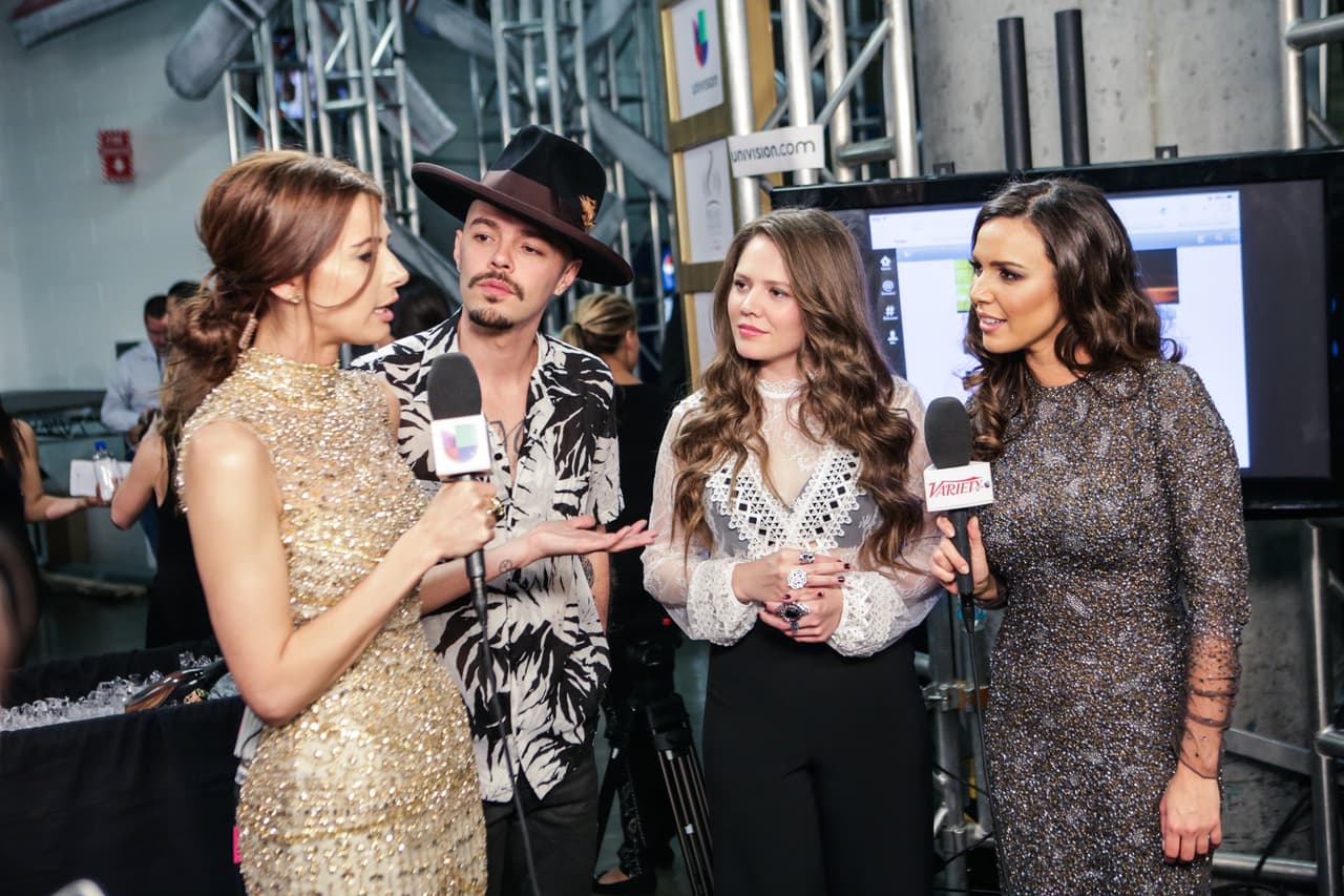 Una cosa fue lo que viste en televisión y otra lo que te perdiste. Pero, relax! Nuestro lente te trae el detrás de cámaras de la esta entrega de Premio Lo Nuestro.