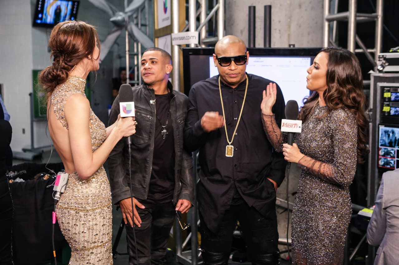 Una cosa fue lo que viste en televisión y otra lo que te perdiste. Pero, relax! Nuestro lente te trae el detrás de cámaras de la esta entrega de Premio Lo Nuestro.