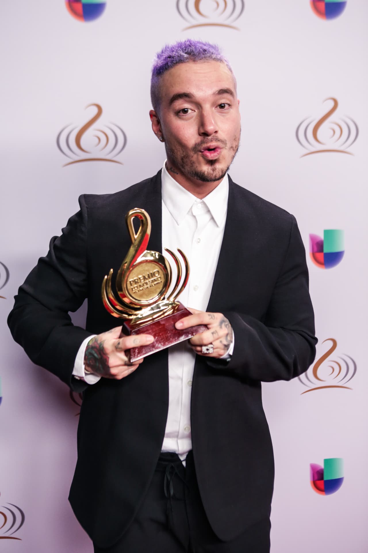 Así posaron en el detrás de cámaras para nuestras cámaras. ¿Quieres ver a tu artista favorito posar así? 
<a href="http://www.univision.com/especiales/premio-lo-nuestro/vota" target="_blank">Consulta a los nominados a Premio Lo Nuestro 2017 y vota por tu favorito aquí. </a>